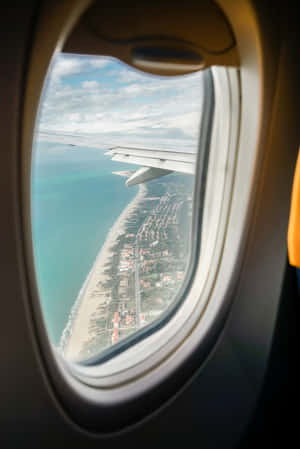 從飛機窗戶俯瞰海洋海岸和小鎮的空中景觀 — 天空景觀 壁紙