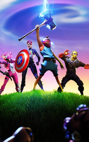 四個 Fortnite 角色英雄式地在長滿草的山丘上擺姿勢，手持發光武器。