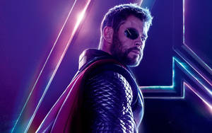 Thor 在一個黑暗的未來設定中，帶有發光的霓虹線條和一件紅色斗篷。