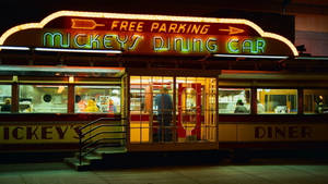 夜晚被霓虹燈招牌照亮的 Mickey's Dining Car 餐廳。