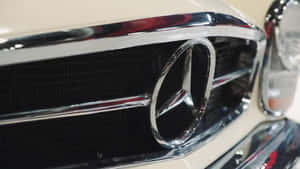 復古 Mercedes-Benz 汽車格柵的特寫，帶有鍍鉻標誌。 — 中性 壁紙