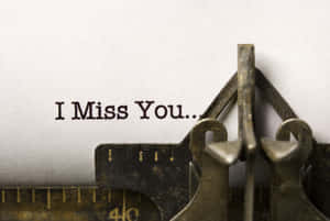 復古打字機，紙上打有「I Miss You...」。 — MacBook Pro M3 壁紙