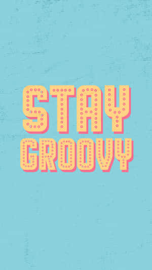 Stay Groovy 勵志文字，以復古霓虹風格呈現於紋理藍色背景上。