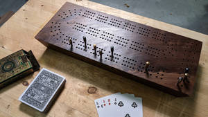 木桌上的克里比奇棋盤、紙牌和裝飾盒