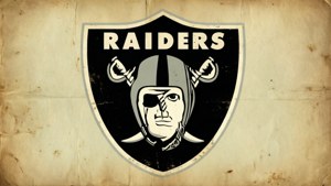 Raiders 足球隊標誌，置於紋理紙張背景上。