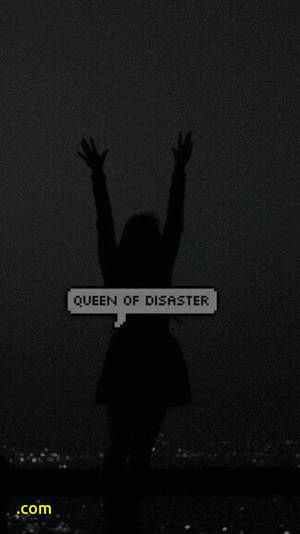 一個人在黑暗天空下舉起雙臂的剪影，並帶有像素化文字 queen of disaster。