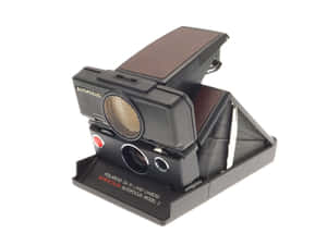 白色背景上帶有棕色皮革細節的黑色Polaroid自動對焦即影即有相機。