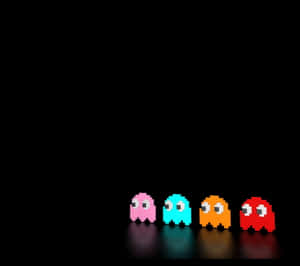 四個來自 Pac-Man 的彩色像素鬼魂在深色表面上排成一排。 — 復古 壁紙