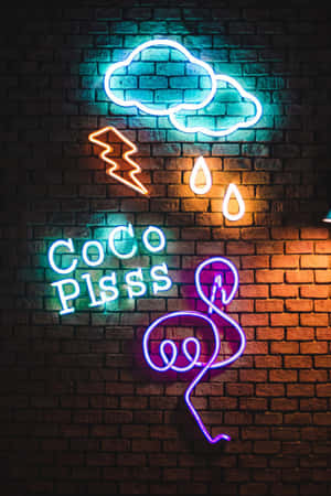 磚牆上的霓虹燈顯示雲朵、閃電、雨滴和帶有文字 Coco Pisss 的紅鶴。 — 霓虹 壁紙