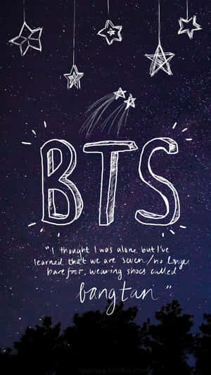 BTS標誌和語錄以白色繪製在星空上，有掛著的星星和樹木剪影。 — 美學手機GIF 壁紙