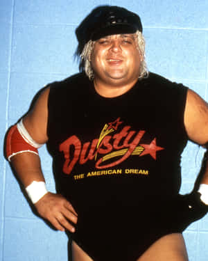 職業摔角手 Dusty Rhodes 身穿他標誌性的黑色緊身衣，帶有紅色星星標誌。