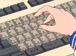 動漫手在柔和溫暖燈光下在日文鍵盤上打字。