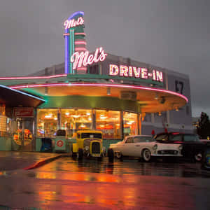 Mel's Drive-In 餐廳閃爍著霓虹燈，外面停著經典老爺車，在一個雨夜。