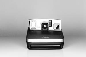 灰色背景上的黑白Polaroid OneStep相機。