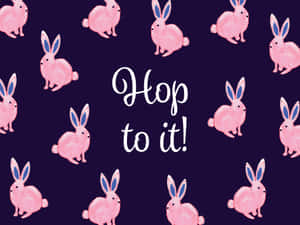 粉紅色藍色耳朵的兔子在深紫色背景上圍繞著短語 Hop to it!