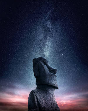 古老摩艾石像在星空夜空下，有銀河和粉紅雲彩。