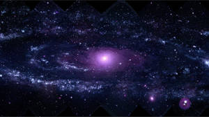 一個充滿恆星和宇宙塵埃的紫色螺旋星系，位於深空之中。
