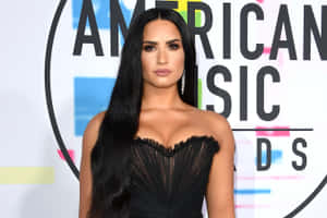 Demi Lovato 在美國音樂獎上穿著黑色露肩禮服。