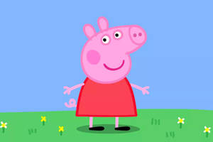 Peppa Pig 喺藍天下嘅花田微笑。