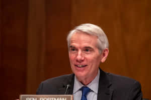 參議員 Rob Portman 在正式聽證會上微笑發言。 — 政治 壁紙