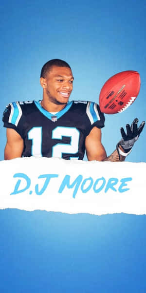 美式足球員 D.J. Moore 身穿黑豹隊球衣，手持足球並附有名字橫幅。 — NFL 美式足球 GIF 壁紙