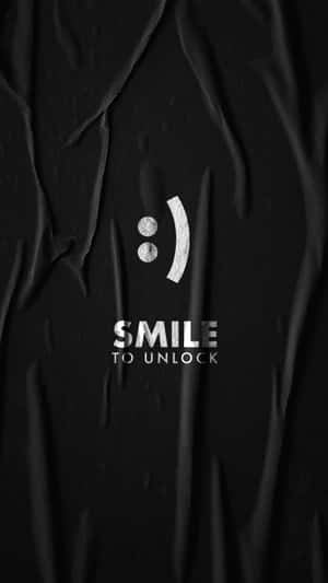 一個黑色紋理背景，帶有銀色笑臉和文字 smile to unlock。