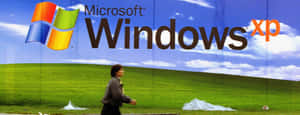 人走過一個大型 Windows XP 廣告牌。