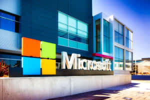 陽光明媚的日子裡，Microsoft企業建築帶有彩色標誌和玻璃外牆。