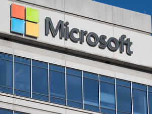 Microsoft 企業大樓，帶有標誌和玻璃窗，藍天白雲