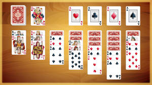 撲克牌以遊戲佈局排列在木質表面上。