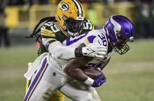 NFL美式足球員在夜間比賽中被對手擒抱