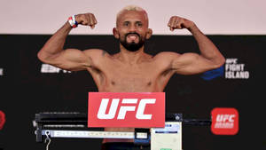 UFC拳手在稱重活動期間於磅上展示肌肉。