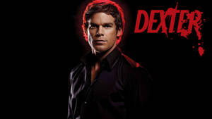 穿黑色襯衫的男人，紅色燈光和「Dexter」文字。