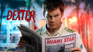 穿著夏威夷襯衫的男子在霓虹燈下閱讀帶有「Miami Killer」頭條的《Miami Star》報紙。