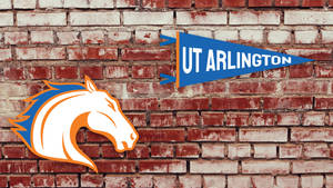 UT Arlington大學旗幟同馬標誌喺磚牆上