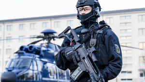 德國警察身穿戰術裝備，在直升機附近持步槍