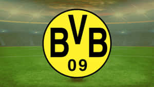 暮色中體育場燈光下的綠色球場上BVB 09足球會標誌。