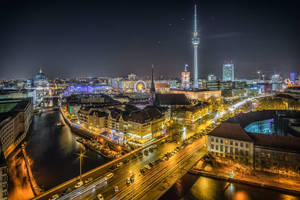 柏林夜景，建築物和河流被照亮
