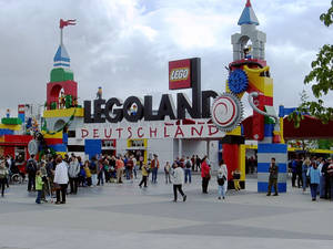 LEGOLAND Deutschland入口，設有彩色LEGO結構和遊客。