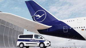 機場飛機翼下的 Lufthansa Technik 貨車