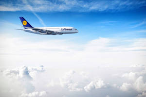漢莎航空空中巴士A380在晴朗藍天中飛越雲層 — 雲朵 壁紙