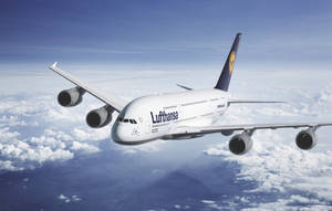 漢莎航空空中巴士A380在雲層上方高飛 — 天空景觀 壁紙