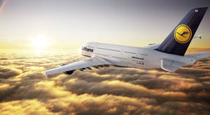 漢莎航空飛機在日出時飛越金色雲層。 — 雲朵 壁紙