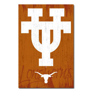 Texas Longhorns 標誌在風化的橙色木質背景上
