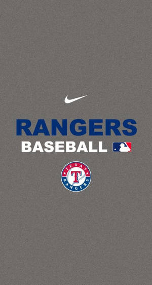 德州遊騎兵棒球隊標誌，配上 Nike 及 MLB 標誌，置於灰色背景上。
