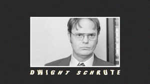 Dwight Schrute 身穿西裝、表情嚴肅的黑白肖像。