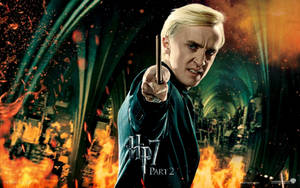 Draco Malfoy 在黑暗走廊中燃燒的魔法混亂中揮舞魔杖。