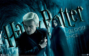 Draco Malfoy 和 Severus Snape 在帶有哈利波特標誌的深藍色石頭隧道中。