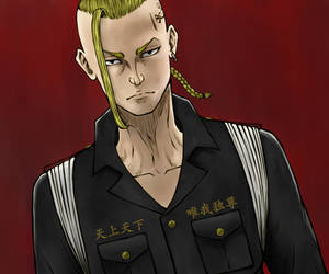動漫角色，綠色辮子頭髮和黑色制服，紅色背景