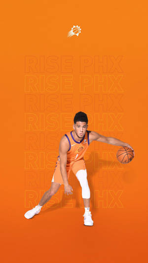 身穿橙色球衣的籃球運動員在橙色背景上運球，背景有「RISE PHX」文字。
